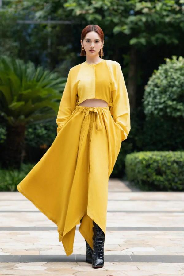 楊丞琳一襲暖黃色長裙,搭配精緻小巧的耳飾,短髮造型乾淨利落 楊丞琳一襲暖黃色長裙,搭配精緻小巧的耳飾,短髮造型乾淨利落