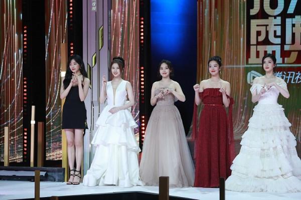 江疏影和楊採鈺同穿一字肩的服裝，看不出年紀差，美的迷人