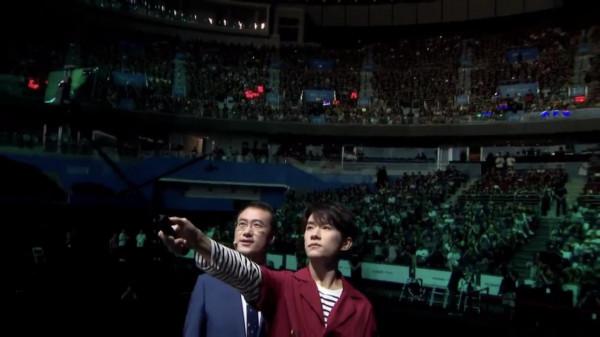 易烊千璽和粉絲的新合照久違的大合照，每次見面都是愛的奔赴