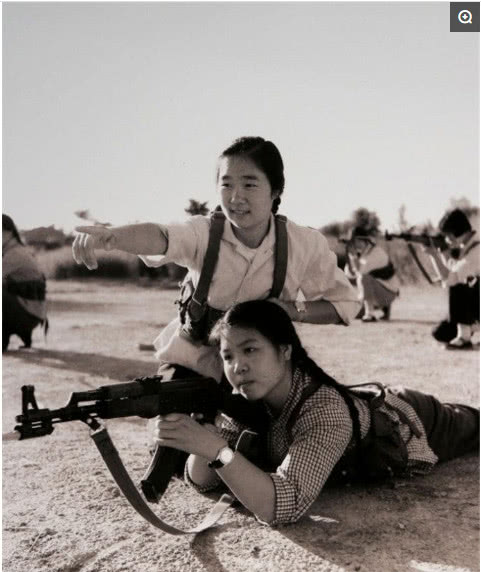 老照片：女知青在北大荒，一生中最美的“芳華”都獻給了荒原