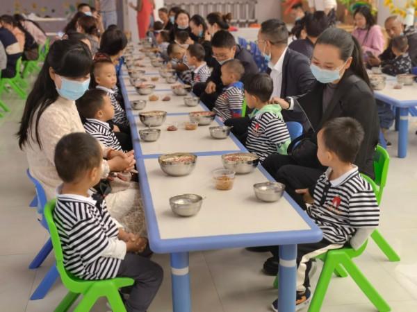 會理市城北幼兒園邀請家長試餐、陪餐,共同守護幼兒舌尖上的安全 會理市城北幼兒園邀請家長試餐、陪餐,共同守護幼兒舌尖上的安全