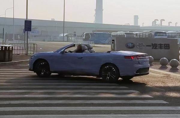 比亞迪漢敞篷版實車曝光，雙門軟頂，外觀很帥氣，顏值媲美保時捷