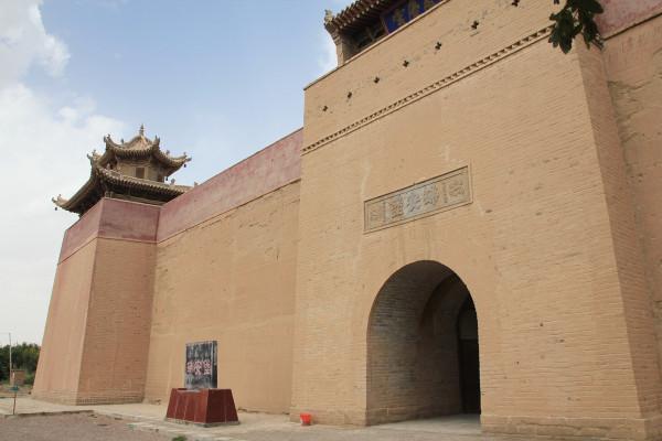 甘肅沙漠邊緣的地主城堡，佔地5085平方米，牆高12米安全係數極高