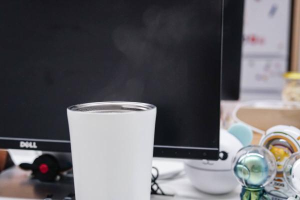 用手機充電器就能供電，探尋家USB智慧電熱水杯體驗