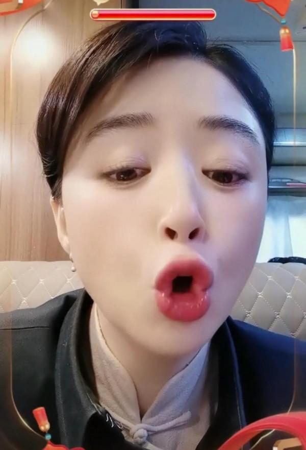 蔣欣戚薇嘟嘴吹糖人，哪個嘟嘴好看？
