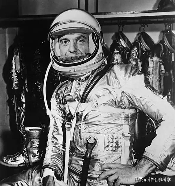 第一個尿褲子進入太空的人，為啥沒穿紙尿褲？