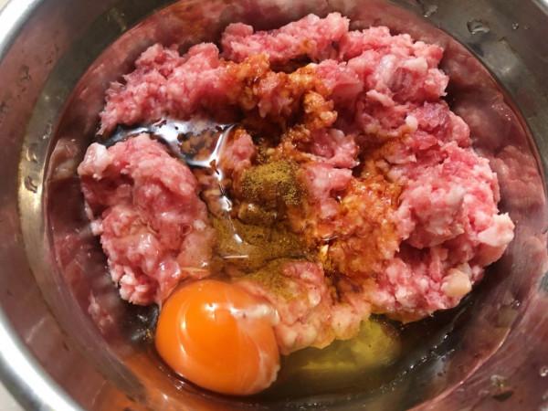 汆丸子的家常做法，牢記3個技巧，不松不散，飽滿多汁，肉香嫩滑