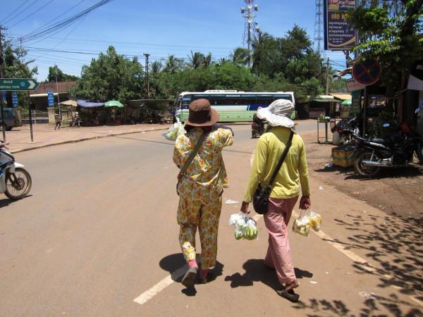 小夥獨自騎行柬埔寨,在小鎮斯昆落淚了,兩位中國英雄曾在此犧牲 小夥獨自騎行柬埔寨,在小鎮斯昆落淚了,兩位中國英雄曾在此犧牲