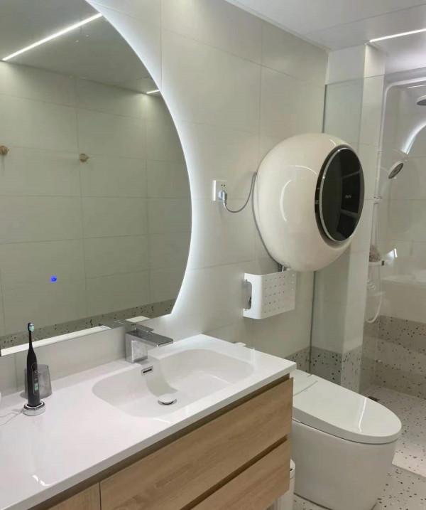 她家全屋大白牆，簡約又大方，電視牆做櫃子，飄窗改吧檯，真明智