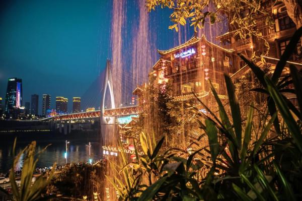 重慶奇觀,30多米高的大廈上2萬平農場熟了,公司忙著收割 重慶奇觀,30多米高的大廈上2萬平農場熟了,公司忙著收割