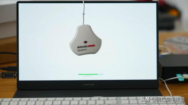 USB-C一線通 反向充電 4K高色準 OLED便攜屏：幻想的功能它都有了