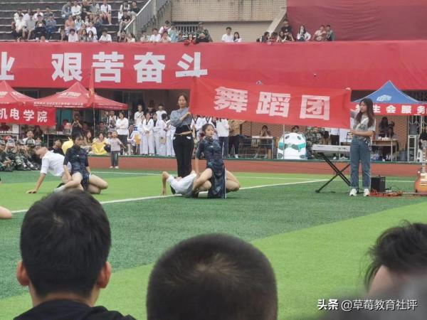 四川農業大學軍訓舞蹈演出，會不會誤導大學生？