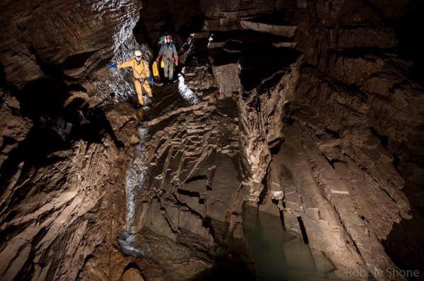 深入地底2000多米，這是世界上最深的一個洞，卻在此發現人類屍體