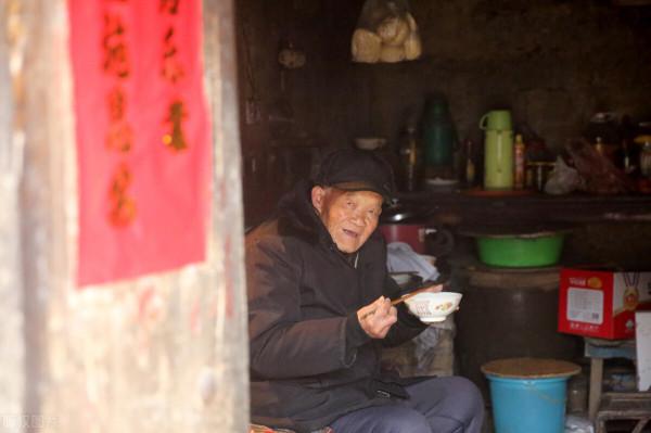 70歲老人自述:我50萬存款,如今連10塊錢的肉都吃不起!太慘了 70歲老人自述:我50萬存款,如今連10塊錢的肉都吃不起!太慘了