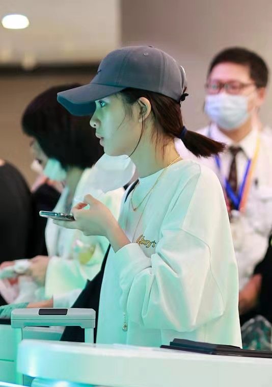 黃磊15歲大女兒獨自走機場,穿男友風衛衣顯文藝範,黑眼圈好明顯 黃磊15歲大女兒獨自走機場,穿男友風衛衣顯文藝範,黑眼圈好明顯