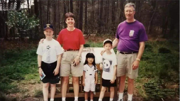 女嬰出生六天被遺棄街頭，經美國夫婦收養長大，20年後回國尋親