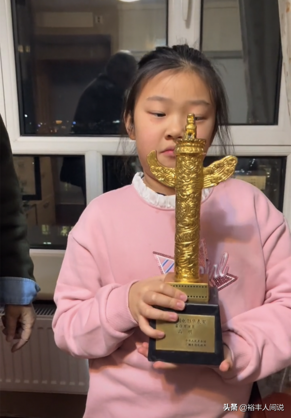 老戲骨高明花式秀演技,與孫女分享榮譽,五大男主獎盃擺在一起 老戲骨高明花式秀演技,與孫女分享榮譽,五大男主獎盃擺在一起