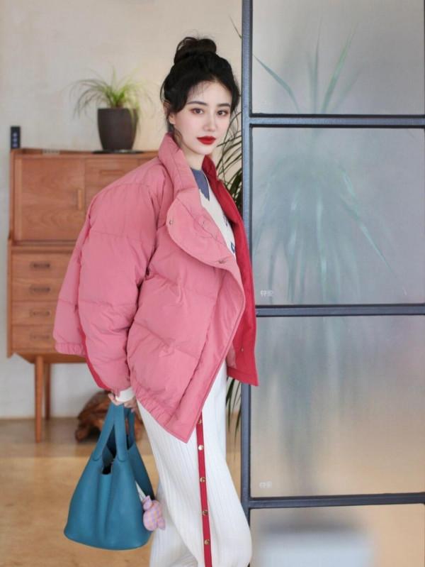 今年流行羽絨服搭配針織褲，百搭又時尚，普通女生也能穿出高階感