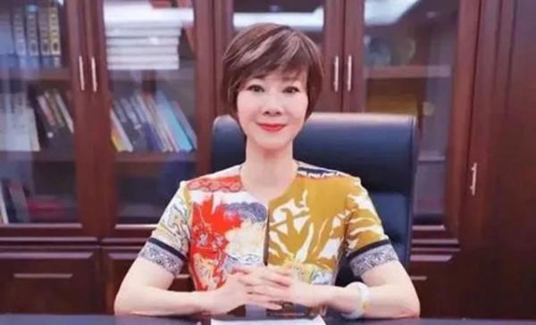 施之皓前妻曹燕華低調二婚,嫁1.93米帥氣老公,年近60看著像40歲 施之皓前妻曹燕華低調二婚,嫁1.93米帥氣老公,年近60看著像40歲