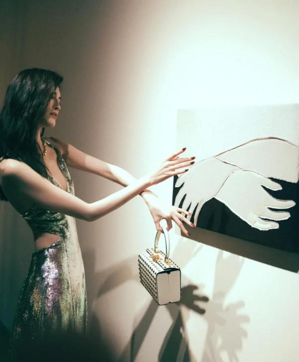 ​是我瘋了還是關曉彤真的變時髦了？