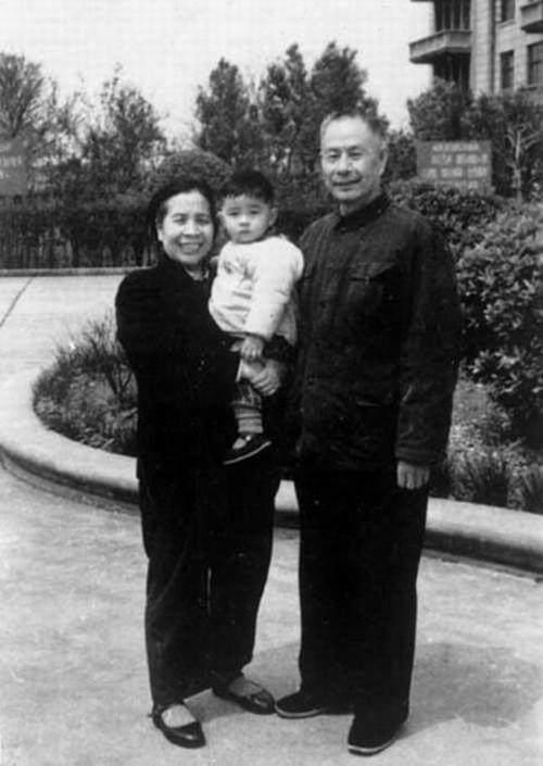 女紅軍生子後，為避免孩子啼哭聲驚動敵人，欲將其扔掉，後來如何