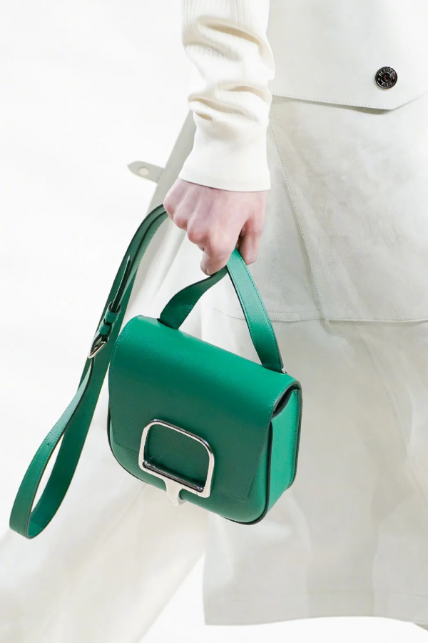 克萊因藍過時了？2021年的4個秋冬流行色，顯白又高階