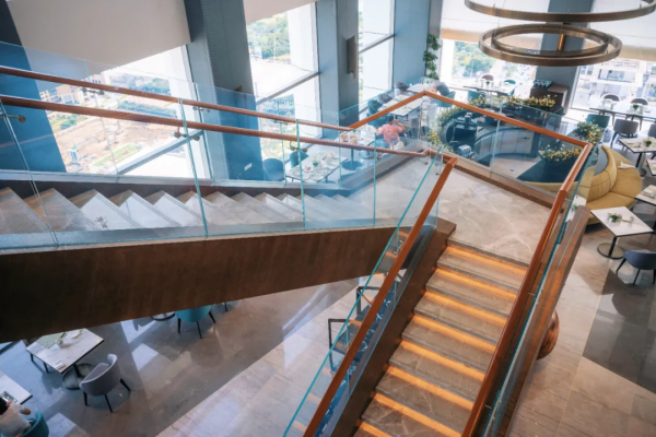 住進愛馬仕橙的房間，躺在高空看海景