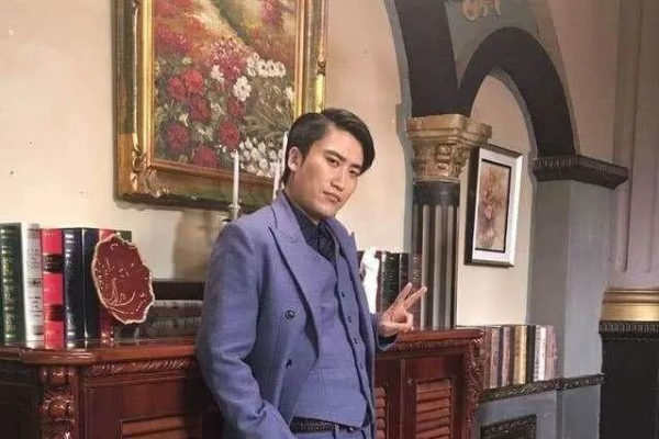 娛樂圈一隱藏富豪，入股賓利投資《戰狼2》，父親與趙本山交情深