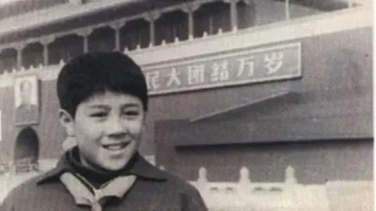 “不老男神”蔡國慶全家合影背後，隱藏著太多的催淚故事