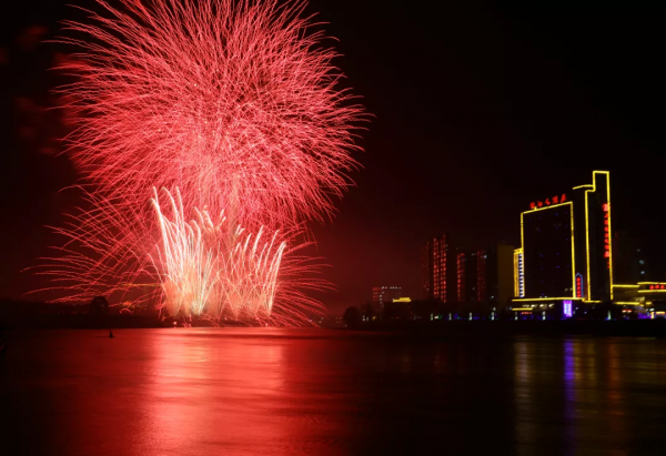 【網路中國節】月色嬋娟永靖夜 焰火耀天映新春