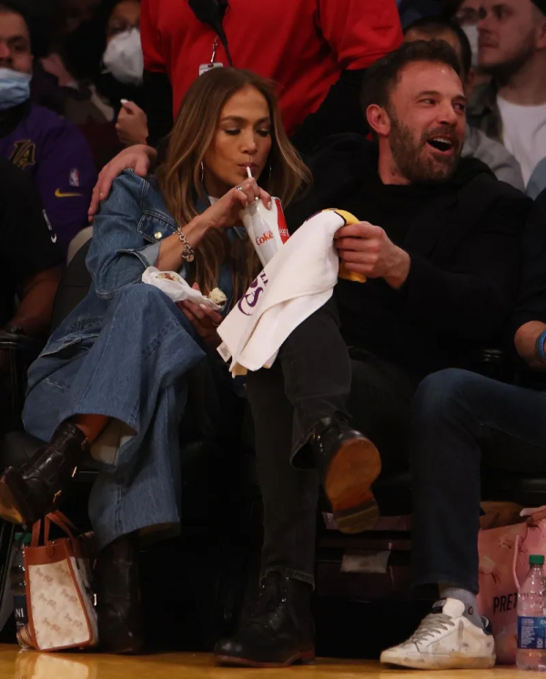 助攻蝙蝠俠！威少在比賽期間為場邊阿弗萊克送上毛巾