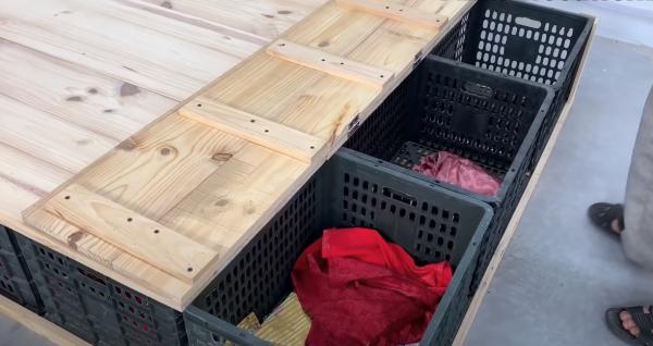 終於集齊了12個水果塑膠筐,動動手自己diy個床鋪,可收納還環保 終於集齊了12個水果塑膠筐,動動手自己diy個床鋪,可收納還環保