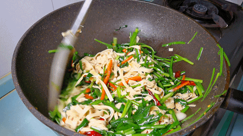 豆皮炒韭菜,最接地氣的家常菜,清淡又營養,好吃還不貴 豆皮炒韭菜,最接地氣的家常菜,清淡又營養,好吃還不貴