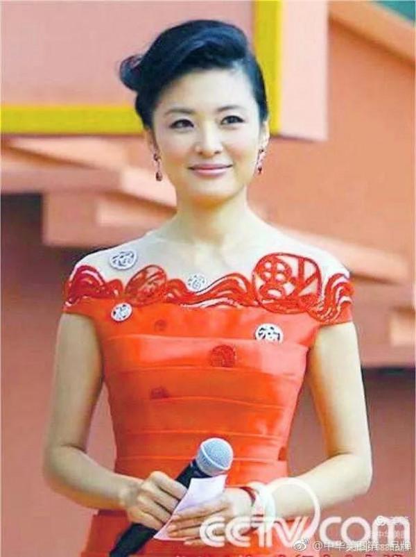 知性優雅的央視前主持人周濤