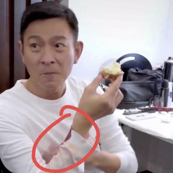 60歲劉德華曬廚藝，手法熟練帥氣依舊，戲服袖口血跡讓人觸目驚心