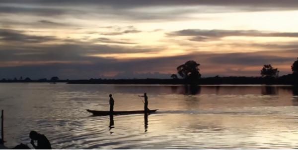 非洲玩命貨船,在剛果河上載2000人,隨時都要翻船 非洲玩命貨船,在剛果河上載2000人,隨時都要翻船