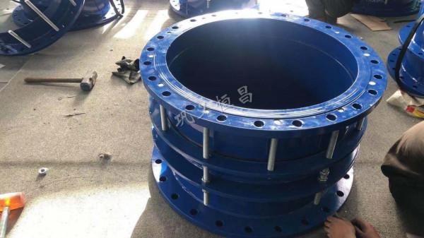 單法蘭伸縮器應在自由狀態下安裝連線