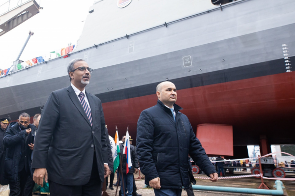 印度新艦在俄羅斯下水,卻掛錯了國旗,用3塊布條冒充也太摳了 印度新艦在俄羅斯下水,卻掛錯了國旗,用3塊布條冒充也太摳了