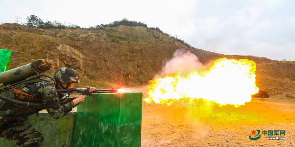 開火！武警浙江省總隊開展噴火訓練