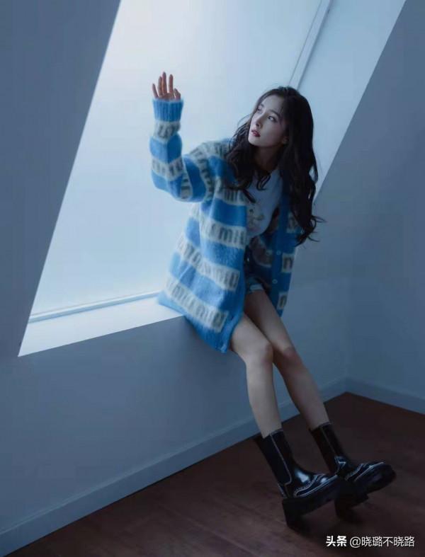楊冪帶火了一種穿法：“短外套+長靴”，時髦顯腿長，照著穿準美