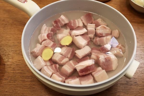 好吃的紅燒肉不放一滴水，噴香入味不膩不腥，這麼做特省事