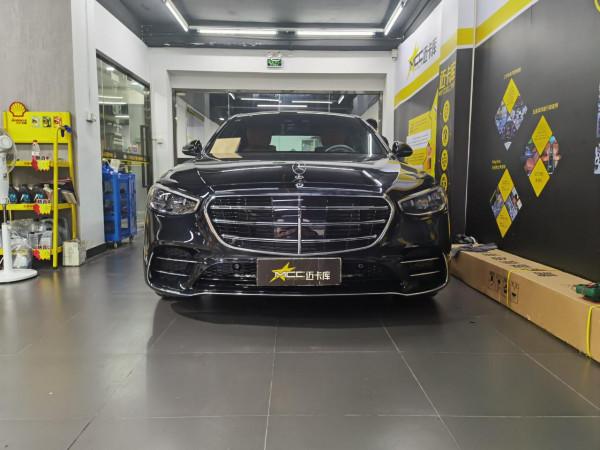 於細雨中潤色無聲！21款賓士S400L升級S450L四驅前臉、刀鋒輪轂等