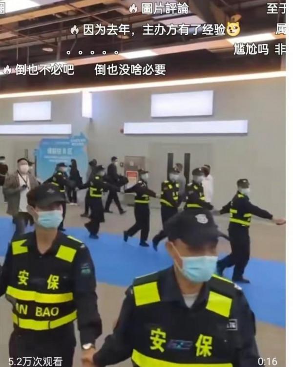 高圓圓也有架子了?出行僱幾十個保鏢陣仗大,濃豔打扮卻難敵老態 高圓圓也有架子了?出行僱幾十個保鏢陣仗大,濃豔打扮卻難敵老態