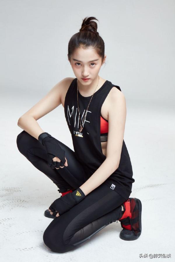 關曉彤一身運動裝化身功夫少女，英姿颯爽