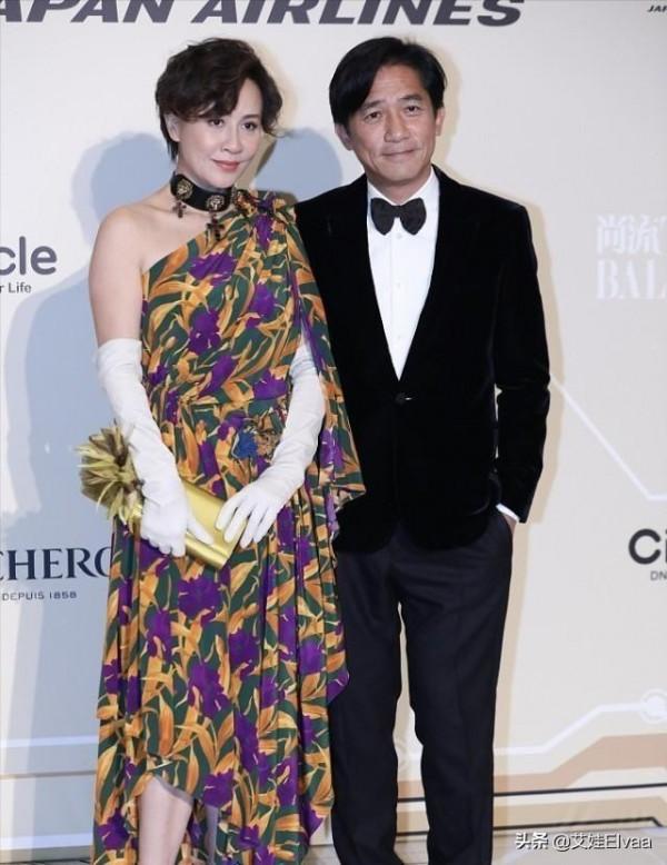 59歲梁朝偉真會打扮！穿500夾克配小腳褲合影，髮際線後移顯滄桑