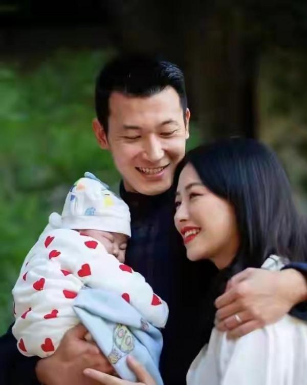 名媛朱珠高調曬全家福!她難得穿褲裝美貌創新高,女兒小梨渦超美 名媛朱珠高調曬全家福!她難得穿褲裝美貌創新高,女兒小梨渦超美