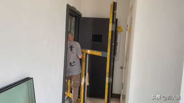 「陽臺封窗」過程全紀錄:開工第一天就踩坑? 「陽臺封窗」過程全紀錄:開工第一天就踩坑?