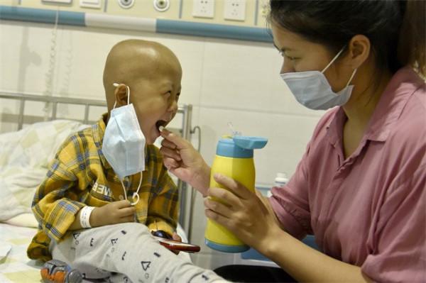 湖南女子經4次人工試管，終於產下雙胞胎，不料3年後生活陷入絕境