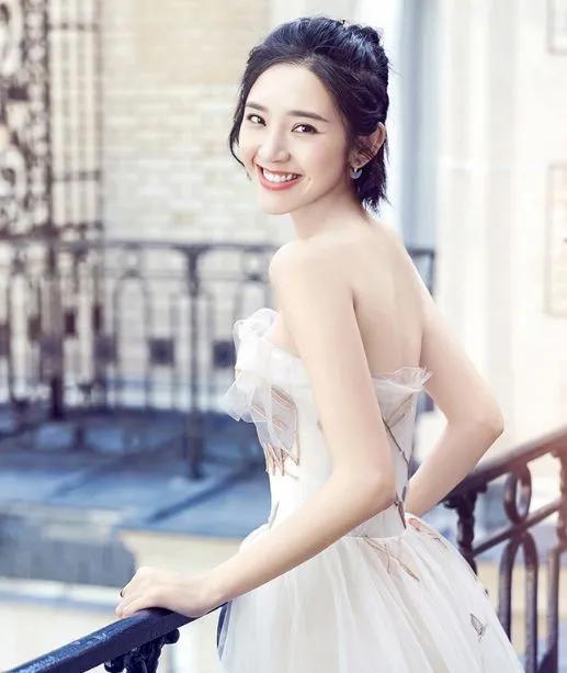 你笑起來真好看,像春天的花一樣:唐藝昕 你笑起來真好看,像春天的花一樣:唐藝昕