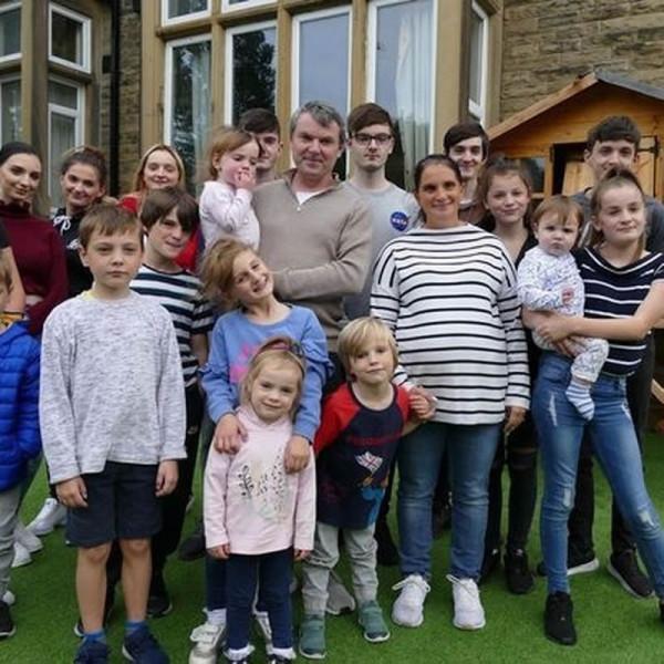 英國夫妻31年生下22個娃，現已有6個孫輩，晚年的快樂無法想象